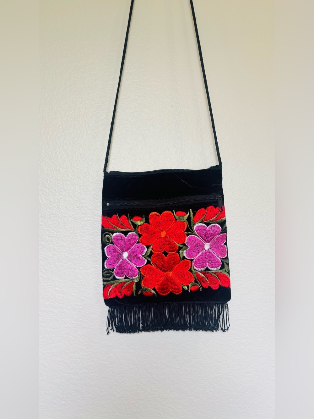 Artesanal Black Velvet Embroidered Crossbody Bag with Red & Pink Floral Design - Picture 2 of 9